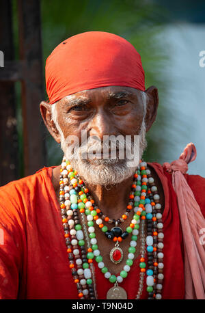 Mann verkleidet als die Heiligen Shirdi Baba in Shirdi, Indien Stockfoto