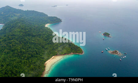 Antenne von San Chao Beach auf Koh Rang in Koh Chang Nationalpark, Trat, Thaialnd: Beliebte Orte, die Touristen zu Tauchen, Fischen und Unterwasser Stockfoto