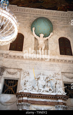 Atlas Statue im königlichen Palast von Amsterdam Dam Square - Innenraum der Königspalast - Niederländisch Palace - Palace in Amsterdam, Niederlande Stockfoto