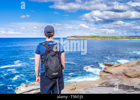 Eine weibliche Wanderer entlang der Coogee Beach zu Maroubra Strand in Sydney, Australien Stockfoto