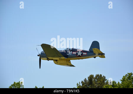 Ein Corsair während des Starts in der 2019 Virginia Beach militärische Luftfahrt Museum WWII zeigen. Stockfoto