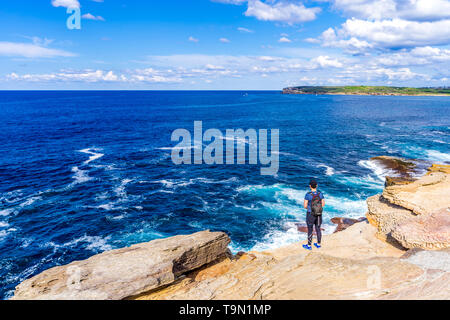 Eine weibliche Wanderer entlang der Coogee Beach zu Maroubra Strand in Sydney, Australien Stockfoto