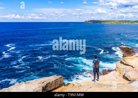 Eine weibliche Wanderer entlang der Coogee Beach zu Maroubra Strand in Sydney, Australien Stockfoto