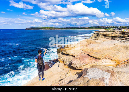 Eine weibliche Wanderer entlang der Coogee Beach zu Maroubra Strand in Sydney, Australien Stockfoto