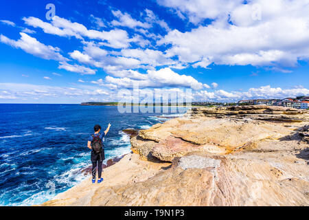 Eine weibliche Wanderer entlang der Coogee Beach zu Maroubra Strand in Sydney, Australien Stockfoto