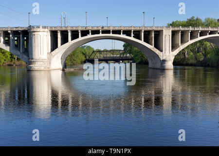 Detail der Dritten Avenue Brücke über den Mississippi River im Zentrum von Minneapolis, Minnesota. Die Brücke wurde von Frederick W. Cappelen konzipiert. Stockfoto