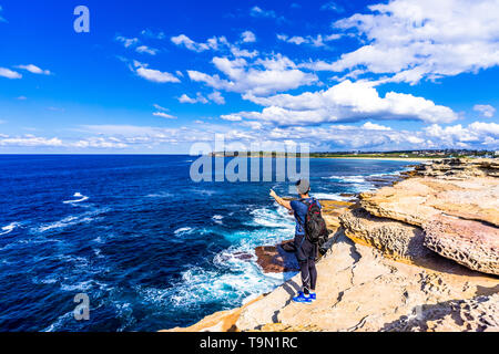 Eine weibliche Wanderer entlang der Coogee Beach zu Maroubra Strand in Sydney, Australien Stockfoto