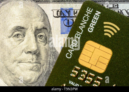 Stodolarov der Banknote mit einer Kreditkarte, wo der Chip eindeutig auf einem schwarzen Hintergrund sichtbar ist. 2019 Stockfoto