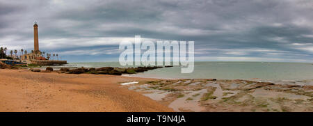 Strand Chipiona, in der Provinz Cadiz, Spanien, mit dem Leuchtturm im Hintergrund an einem Wintertag Stockfoto