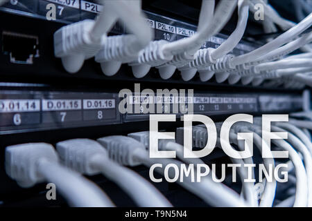 EDGE Computing, Internet und moderne Technologie Konzept auf modernen Serverraum Hintergrund. Stockfoto