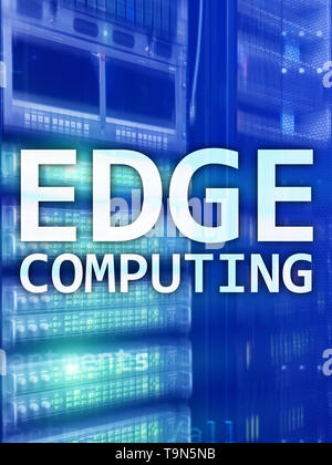 EDGE Computing, Internet und moderne Technologie Konzept auf modernen Serverraum Hintergrund. Stockfoto