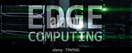 EDGE Computing, Internet und moderne Technologie Konzept auf modernen Serverraum Hintergrund. Stockfoto