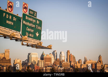 Brooklyn Skyline von Franklin D. Roosevelt fahren Sie entlang des East River in New York bei Sonnenuntergang Stockfoto