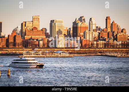 Brooklyn Skyline in New York aus dem Franklin D. Roosevelt Schnellstraße entlang des East River bei Sonnenuntergang Stockfoto