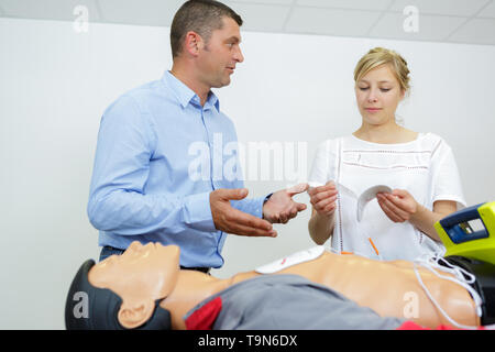 Erste-Hilfe-Herz-Lungen-Wiederbelebung Kurs mit Hilfe automatisierter externer Defibrillator aed Stockfoto