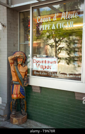 Cigar Store indischen Carving steht vor der Coeur d'Alene Pfeife und Zigarre store in der Innenstadt von Coeur d'Alene, ID Stockfoto