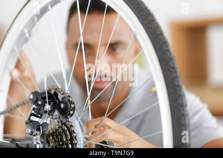 Mechaniker entfernen Fahrrad hinten Kassette in einem Workshop Stockfoto