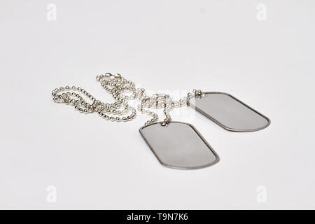 Military ID-Tags auf weißem Hintergrund. Stockfoto