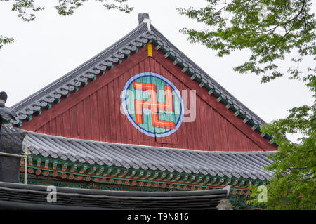 Buddhistischen Hakenkreuz Symbol auf tempelbau - Haeinsa Tempel UNESCO-Weltkulturerbe - Südkorea Stockfoto