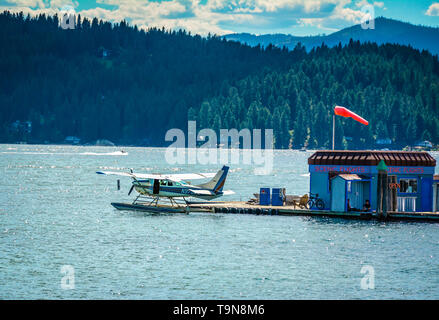 Ein angedocktes Wasserflugzeug erwartet Kunden für Scenic Rundflüge über den See in Coeur d'Alene, ID Stockfoto