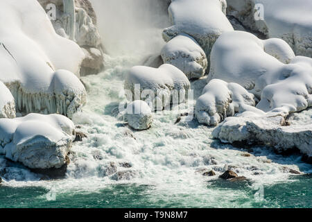 Szene Winter von Niagara Falls in Kanada mit gefrorenen Schnee Geröll und Schnee Stockfoto