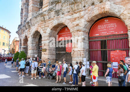 VERONA, ITALIEN - September 2018: die Menschen in der Warteschlange für Eintrittskarten für die Arena von Verona. Es ist eine römische Amphitheater im Zentrum der Stadt und ist für die klassische verwendet Stockfoto