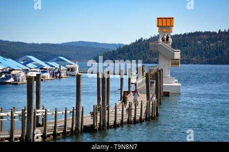 Die Menschen genießen die schwimmende Promenade rund um die Marina am Coeur d'Alene Resort in den alpinen See Stadt von Coeur d'Alene, ID Stockfoto