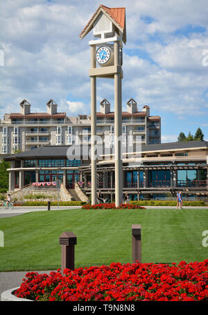 Ein modernes Clock Tower über die schöne Landschaft der modernen Coeur d'Alene Resort Hotel in den See Stadt von Coeur d'Alene, ID, USA Stockfoto