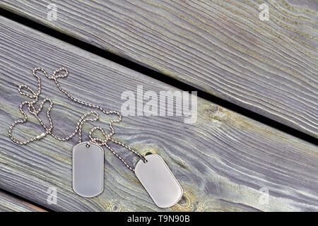 Militärische Dog Tags auf grau Holz- Hintergrund. Stockfoto