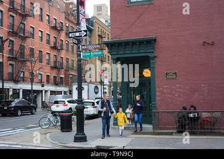 32 West 8th Street (Ecke MacDougal Street), dem ehemaligen Standort des historischen 8th Street Bücher, Greenwich Village, Manhattan, New York City, USA Stockfoto