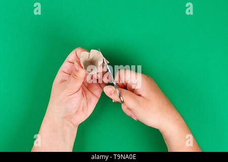 5 Diy Kranz roter Mohn Anzac Day, Erinnerung, denken Sie daran, Memorial Day aus Pappe Ei-tabletts auf grünem Hintergrund. Geschenk Idee, Dekor. Schritt für Schritt. Stockfoto