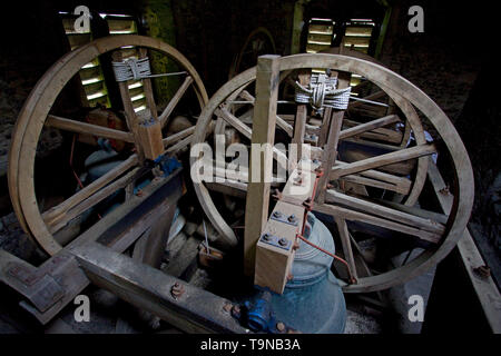 Glocken im Turm, St. Maria und St. Nikolaus Kirche, Compton, England Stockfoto