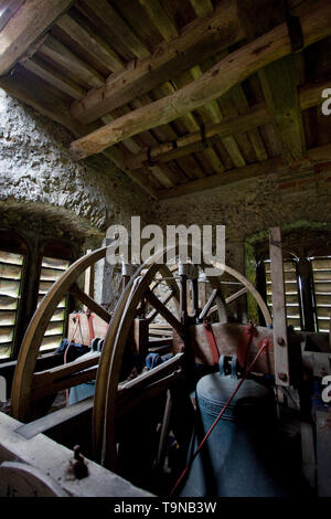 Glocken im Turm, St. Maria und St. Nikolaus Kirche, Compton, England Stockfoto