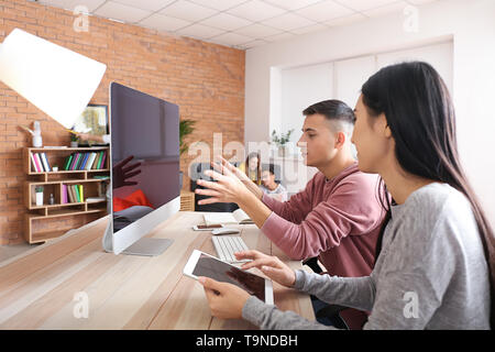 Die jungen Menschen das Studium zu Hause Stockfoto