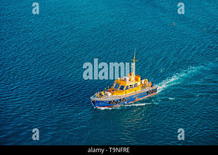 Bridgetown, Barbados - Dezember 12, 2015: Pilot Bereitschaftsboot float im blauen Meer. Maritime Piloten Transport und Verkehr für die Menschen retten. Orange Stockfoto