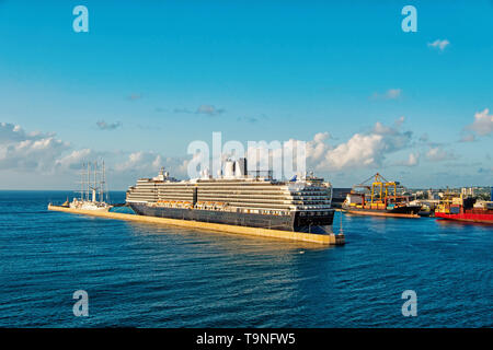 Bridgetown, Barbados - Dezember 12, 2015: Kreuzfahrtschiff im Hafen angedockt. Kreuzfahrt und Meer reisen. Lieferung und Versand. Maritime Kreuzfahrt Aktivitäten Stockfoto
