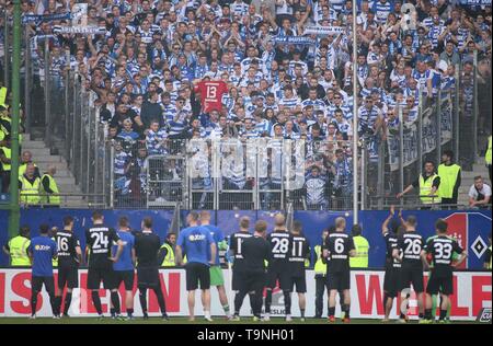 Hamburg, Deutschland. 19 Mai, 2019. firo: 19.05.2019, Fußball, 2.Bundesliga, Saison 2018/2019, 34. Spieltag, Hamburg Hamburg Hamburg - MSV Duisburg Duisburg Team nach dem Spiel mit den Fans | Verwendung der weltweiten Kredit: dpa/Alamy leben Nachrichten Stockfoto