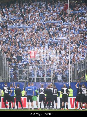 Hamburg, Deutschland. 19 Mai, 2019. firo: 19.05.2019, Fußball, 2.Bundesliga, Saison 2018/2019, 34. Spieltag, Hamburg Hamburg Hamburg - MSV Duisburg Duisburg Team nach dem Spiel mit den Fans | Verwendung der weltweiten Kredit: dpa/Alamy leben Nachrichten Stockfoto