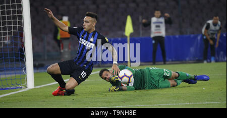 Neapel, Italien. 18 Apr, 2019. Karnezis orestis von Napoli und Martinez von Inter in Aktion während der italienischen Serie A Fußballspiel zwischen SSC Napoli vs FC Inter im San Paolo Stadium am Mai 19 - 2019 Credit: Fabio Sasso/ZUMA Draht/Alamy leben Nachrichten Stockfoto