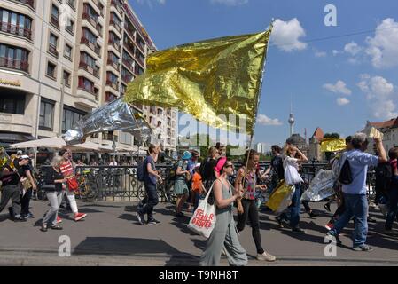 Berlin, Deutschland. 19 Mai, 2019. Tausende auf die Straße gingen, Zensur in der Kunst und in der Einheit für Toleranz und Respekt zu protestieren. Paticaularily zitiert wurde die Zensur in Polen und der Türkei. Credit: Sean Smuda/ZUMA Draht/Alamy leben Nachrichten Stockfoto