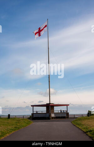 Lytham, Lancashire, Großbritannien. 19 Mai, 2019. Patriotische Englisch Saint Georges Kreuz über die Promenade Tierheim auf der Vorderseite bei Lytham geflogen. Credit: Fotografieren Nord/Alamy leben Nachrichten Stockfoto