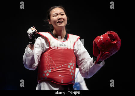 Manchester. 19 Mai, 2019. Chinas Zhang Mengyu feiert nach dem Sieg gegen die Türkei nur Tataren Askari-67 der Frauen kg Finale bei den World Taekwondo Championships 2019 in Manchester, Großbritannien am 19. Mai 2019. Zhang gewann 18-9. Credit: Jon Super/Xinhua/Alamy leben Nachrichten Stockfoto