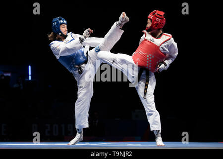 Manchester. 19 Mai, 2019. Chinas Zhang Mengyu (R) konkurriert gegen die Türkei nur Tataren Askari-67 der Frauen kg Finale bei den World Taekwondo Championships 2019 in Manchester, Großbritannien am 19. Mai 2019. Zhang gewann 18-9. Credit: Jon Super/Xinhua/Alamy leben Nachrichten Stockfoto