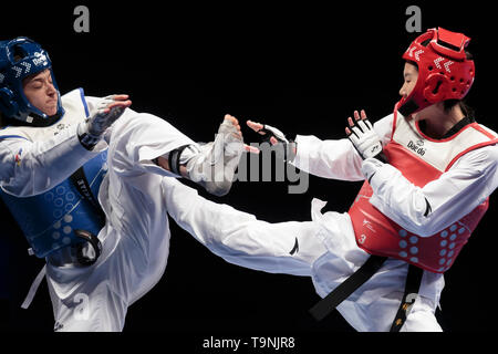 Manchester. 19 Mai, 2019. Chinas Zhang Mengyu (R) konkurriert gegen die Türkei nur Tataren Askari-67 der Frauen kg Finale bei den World Taekwondo Championships 2019 in Manchester, Großbritannien am 19. Mai 2019. Zhang gewann 18-9. Credit: Jon Super/Xinhua/Alamy leben Nachrichten Stockfoto