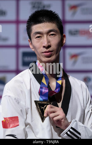 Manchester. 19 Mai, 2019. Chinas Zhao Shuai stellt während der siegerehrung nach den Herren -63 kg Finale bei den World Taekwondo Championships 2019 in Manchester, Großbritannien am 19. Mai 2019. Zhao gewonnen 27-7. Credit: Jon Super/Xinhua/Alamy leben Nachrichten Stockfoto