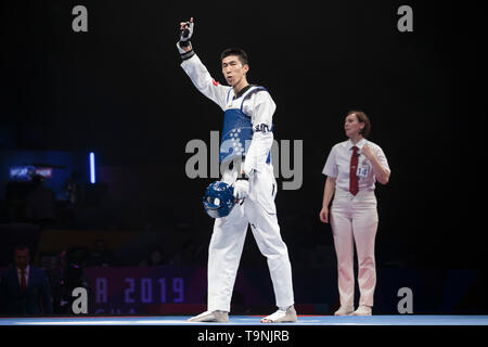 Manchester. 19 Mai, 2019. Chinas Zhao Shuai feiert nach dem Sieg gegen Irans Soroush Ahmadi während der Männer -63 kg Finale bei den World Taekwondo Championships 2019 in Manchester, Großbritannien am 19. Mai 2019. Zhao gewonnen 27-7. Credit: Jon Super/Xinhua/Alamy leben Nachrichten Stockfoto