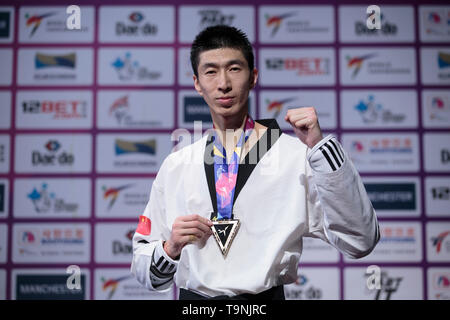 Manchester. 19 Mai, 2019. Chinas Zhao Shuai stellt während der siegerehrung nach den Herren -63 kg Finale bei den World Taekwondo Championships 2019 in Manchester, Großbritannien am 19. Mai 2019. Zhao gewonnen 27-7. Credit: Jon Super/Xinhua/Alamy leben Nachrichten Stockfoto