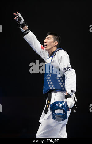 Manchester. 19 Mai, 2019. Chinas Zhao Shuai feiert nach dem Sieg gegen Irans Soroush Ahmadi während der Männer -63 kg Finale bei den World Taekwondo Championships 2019 in Manchester, Großbritannien am 19. Mai 2019. Zhao gewonnen 27-7. Credit: Jon Super/Xinhua/Alamy leben Nachrichten Stockfoto