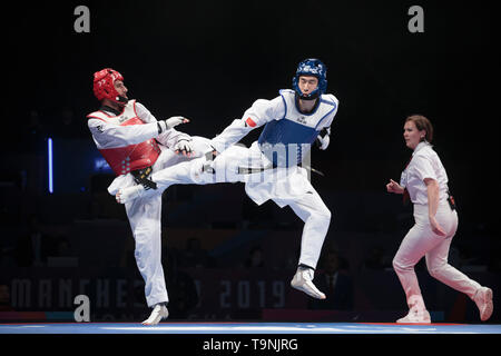 Manchester. 19 Mai, 2019. Chinas Zhao Shuai (C) konkurriert gegen Irans Soroush Ahmadi während der Männer -63 kg Finale bei den World Taekwondo Championships 2019 in Manchester, Großbritannien am 19. Mai 2019. Zhao gewonnen 27-7. Credit: Jon Super/Xinhua/Alamy leben Nachrichten Stockfoto