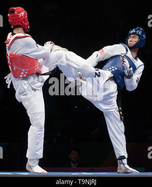 Manchester. 19 Mai, 2019. Chinas Zhao Shuai (R) konkurriert gegen Irans Soroush Ahmadi während der Männer -63 kg Finale bei den World Taekwondo Championships 2019 in Manchester, Großbritannien am 19. Mai 2019. Zhao gewonnen 27-7. Credit: Jon Super/Xinhua/Alamy leben Nachrichten Stockfoto